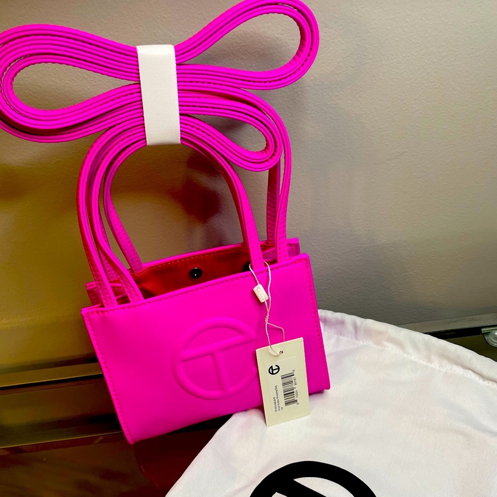 PINK Small TELFAR BAG 100%
AUTHENTIC used and l brought on here.